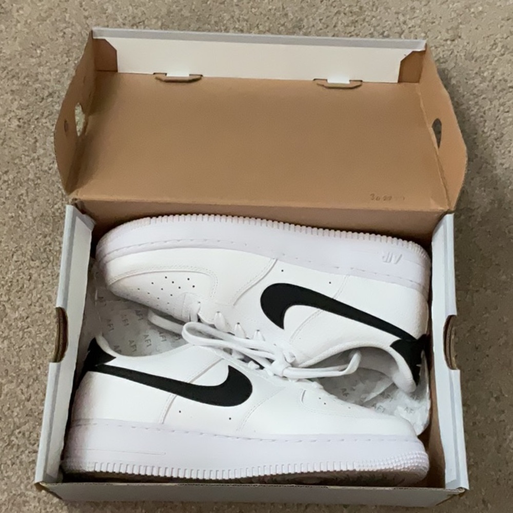 Nike Sneakers White and Black Low-Top Athletic Shoes